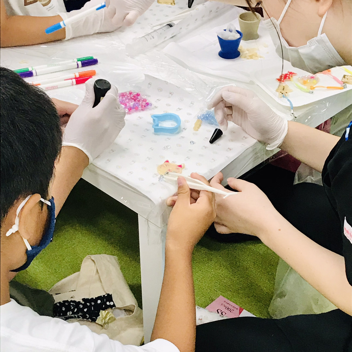 キッズイベント「歯医者さんの材料でキーホルダーを作ろう」